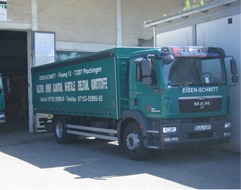 Grüner LKW vor einem Lagertor in der Niederlassung Plochingen